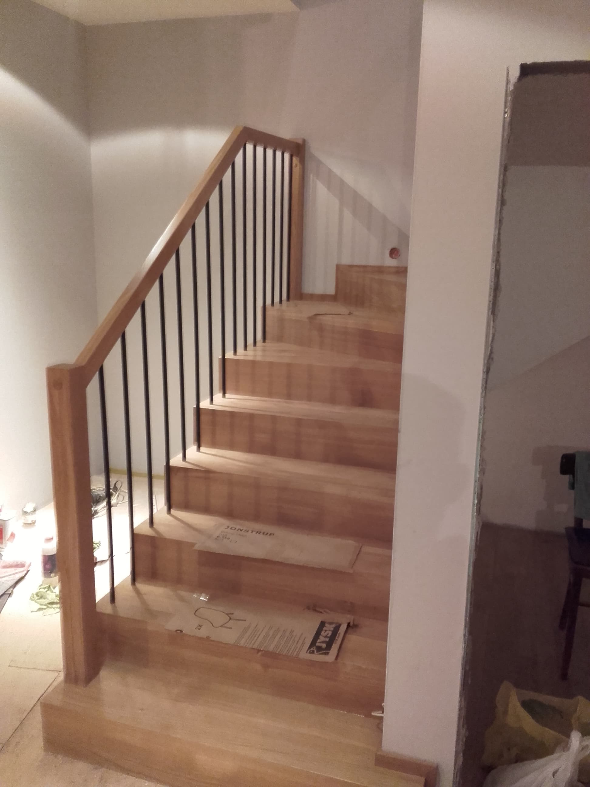 Klasyczne drewniane schody wewnętrzne z widoczną strukturą słojów