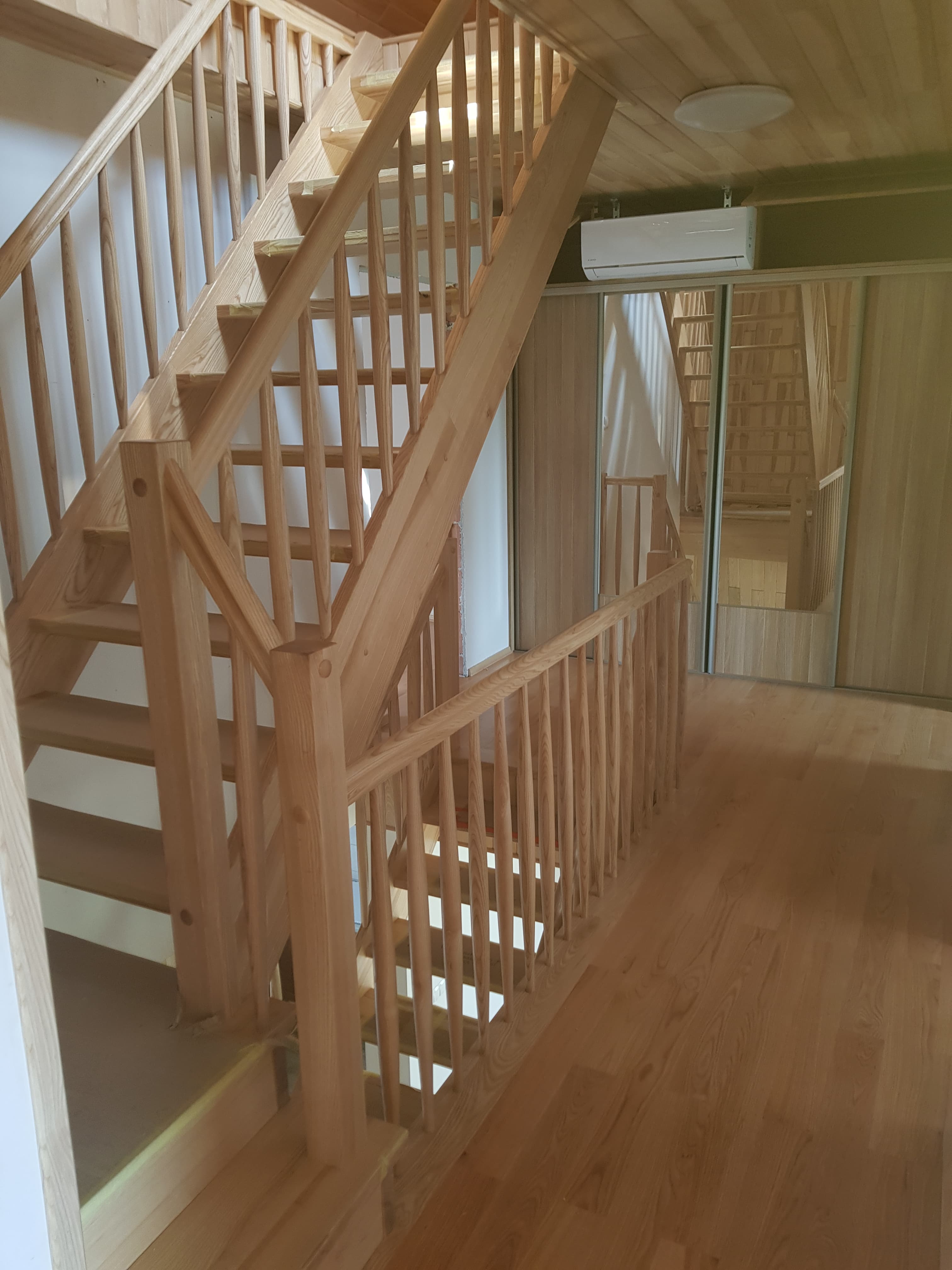 Nowoczesna sofa w kolorze teal z drewnianymi nogami w minimalistycznym wnętrzu